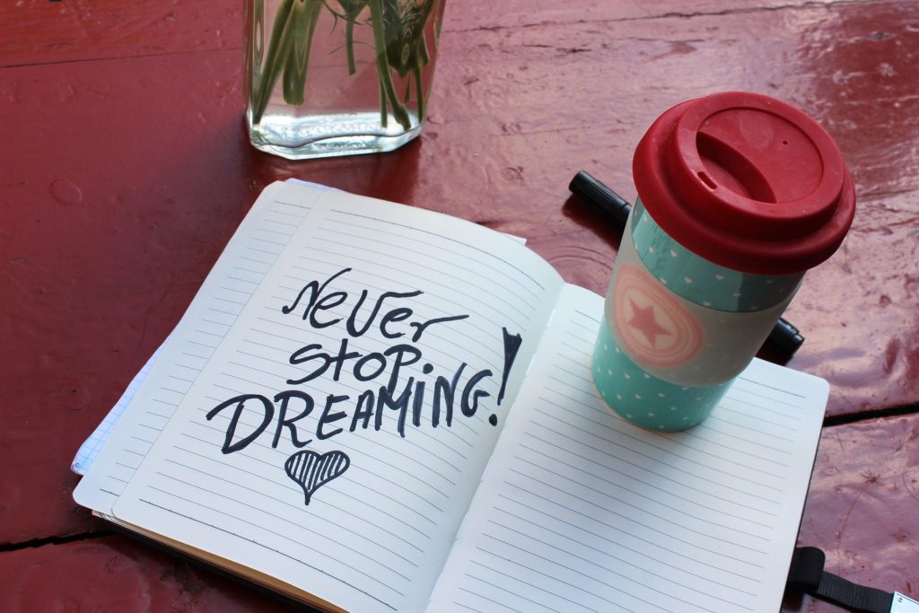 cahier avec écrit "Never stop dreaming"