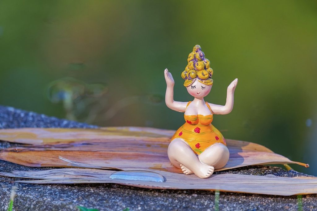 figurine de femme en train de méditer