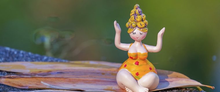 figurine de femme en train de méditer